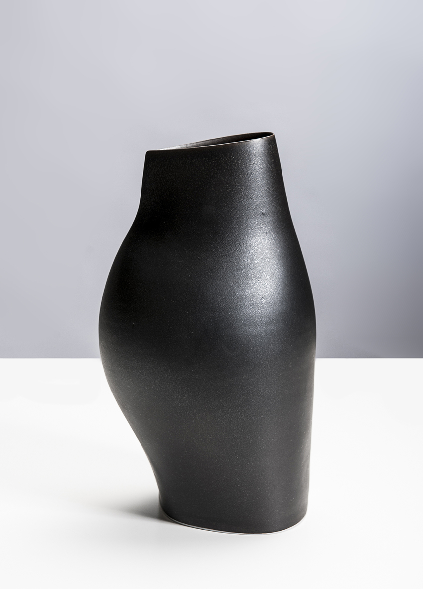 a1_mdba_mdby_ceramics_porcelain_manufactured_saraflynn_flection_vessel_photographer_g. norwood