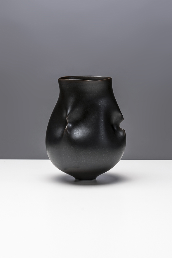 a2_mdba_mdby_ceramics_porcelain_manufactured_saraflynn_black_hipped_vessel_photographer_g. norwood