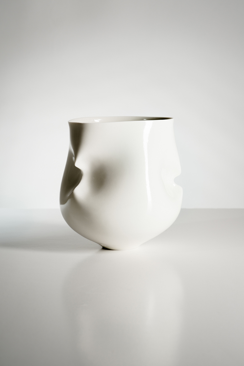 a3_mdba_mdby_ceramics_porcelain_manufactured_saraflynn_hipped_vessel_photographer_s.syrowatka