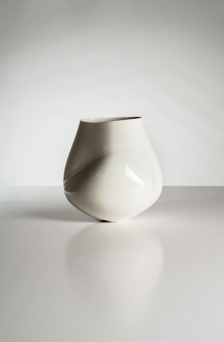 a8_mdba_mdby_ceramics_porcelain_manufactured_saraflynn_gesture_vessel_photographer_s.syrowatka