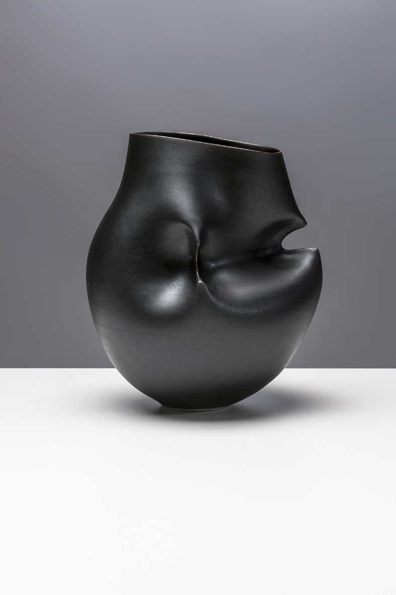 a9_mdba_mdby_ceramics_porcelain_manularge_black_hipped_vessel_photographer_g. norwood